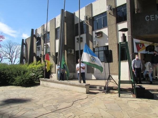 Realizada em frente ao Centro Administrativo Municipal de Pinhal Grande, abertura Oficial da Semana da Pátria e Semana Farroupilha Realizada em frente ao Centro Administrativo Municipal de Pinhal Grande, abertura Oficial da Semana da Pátria e Semana Farroupilha