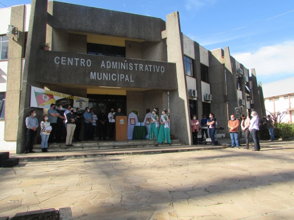 Realizada em frente ao Centro Administrativo Municipal de Pinhal Grande, abertura Oficial da Semana da Pátria e Semana Farroupilha Realizada em frente ao Centro Administrativo Municipal de Pinhal Grande, abertura Oficial da Semana da Pátria e Semana Farroupilha