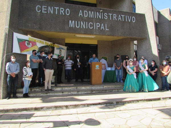 Realizada em frente ao Centro Administrativo Municipal de Pinhal Grande, abertura Oficial da Semana da Pátria e Semana Farroupilha Realizada em frente ao Centro Administrativo Municipal de Pinhal Grande, abertura Oficial da Semana da Pátria e Semana Farroupilha