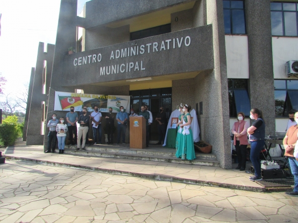 Realizada em frente ao Centro Administrativo Municipal de Pinhal Grande, abertura Oficial da Semana da Pátria e Semana Farroupilha Realizada em frente ao Centro Administrativo Municipal de Pinhal Grande, abertura Oficial da Semana da Pátria e Semana Farroupilha