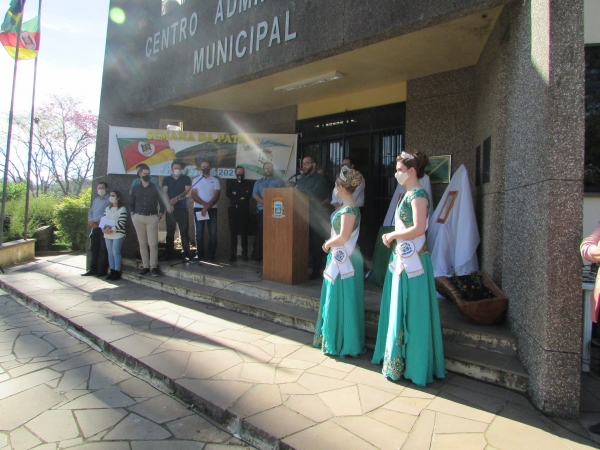 Realizada em frente ao Centro Administrativo Municipal de Pinhal Grande, abertura Oficial da Semana da Pátria e Semana Farroupilha Realizada em frente ao Centro Administrativo Municipal de Pinhal Grande, abertura Oficial da Semana da Pátria e Semana Farroupilha