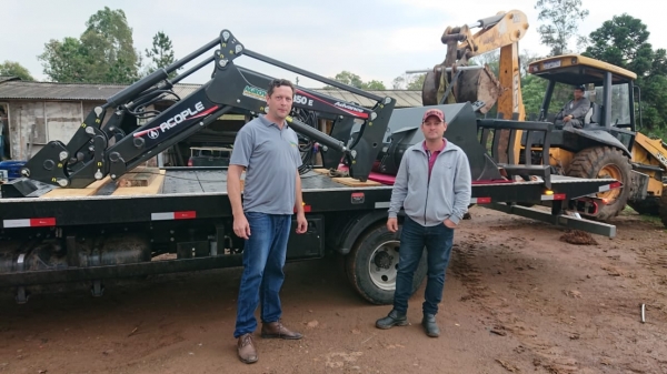 Município de Pinhal Grande Adquire Plaina Agrícola Frontal Autonivelante com Concha e Enleirador com Recursos Próprios Município de Pinhal Grande Adquire Plaina Agrícola Frontal Autonivelante com Concha e Enleirador com Recursos Próprios
