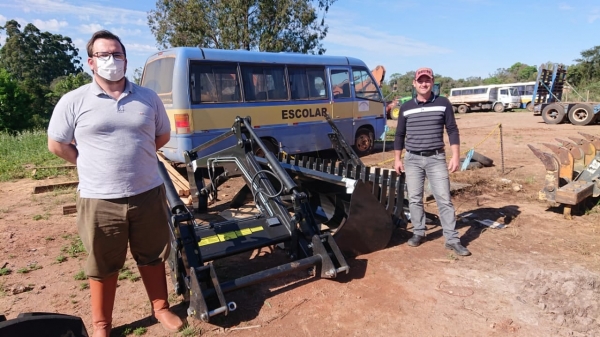 Município de Pinhal Grande Adquire Plaina Agrícola Frontal Autonivelante com Concha e Enleirador com Recursos Próprios Município de Pinhal Grande Adquire Plaina Agrícola Frontal Autonivelante com Concha e Enleirador com Recursos Próprios