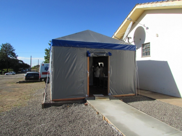 Secretaria Municipal de Saúde Solicita as Pessoas com Sintomas de CORONAVÍRUS ou CONTACTANTES de Pacientes Positivados Para que Procurem a tenda COVID na Parte Externa do Posto para Atendimento Secretaria Municipal de Saúde Solicita as Pessoas com Sintomas de CORONAVÍRUS ou CONTACTANTES de Pacientes Positivados Para que Procurem a tenda COVID na Parte Externa do Posto para Atendimento