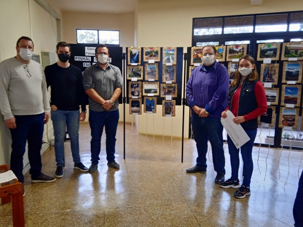 Departamento de Cultura e Turismo Realiza Entrega da Premiação com Exposição de Fotos do Concurso PINHAL GRANDE EM LENTES faz homenagem a Ireny Genro Appel Patrona da Casa de Cultura e Descerramento da Placa com Nomeação Oficial do Museu Departamento de Cultura e Turismo Realiza Entrega da Premiação com Exposição de Fotos do Concurso PINHAL GRANDE EM LENTES faz homenagem a Ireny Genro Appel Patrona da Casa de Cultura e Descerramento da Placa com Nomeação Oficial do Museu