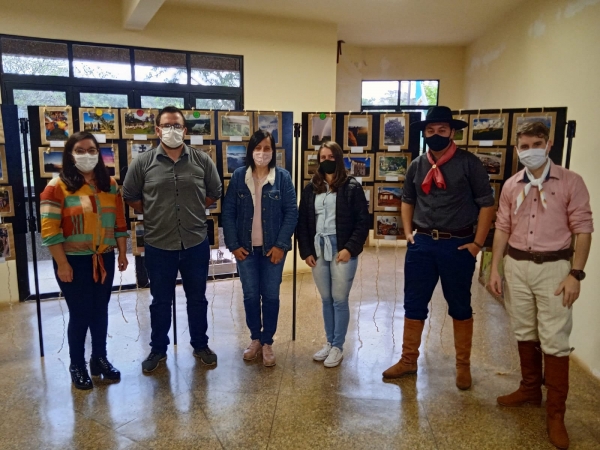 Departamento de Cultura e Turismo Realiza Entrega da Premiação com Exposição de Fotos do Concurso PINHAL GRANDE EM LENTES faz homenagem a Ireny Genro Appel Patrona da Casa de Cultura e Descerramento da Placa com Nomeação Oficial do Museu Departamento de Cultura e Turismo Realiza Entrega da Premiação com Exposição de Fotos do Concurso PINHAL GRANDE EM LENTES faz homenagem a Ireny Genro Appel Patrona da Casa de Cultura e Descerramento da Placa com Nomeação Oficial do Museu