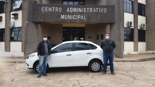 Administração Municipal Adquire Com Recursos Próprios Mais Um Veículo para Auxiliar no Transporte de Pacientes na Secretaria de Saúde Administração Municipal Adquire Com Recursos Próprios Mais Um Veículo para Auxiliar no Transporte de Pacientes na Secretaria de Saúde