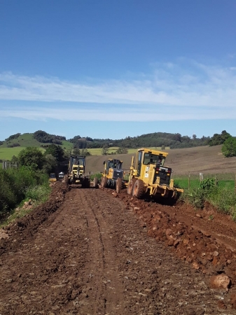 Secretaria de Obras Trabalha na Melhoria das Estradas do Município após Período Chuvoso Secretaria de Obras Trabalha na Melhoria das Estradas do Município após Período Chuvoso