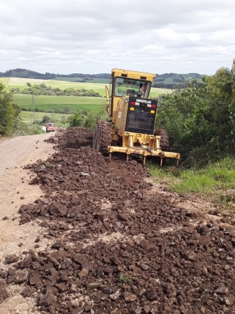 Secretaria de Obras Trabalha na Melhoria das Estradas do Município após Período Chuvoso Secretaria de Obras Trabalha na Melhoria das Estradas do Município após Período Chuvoso