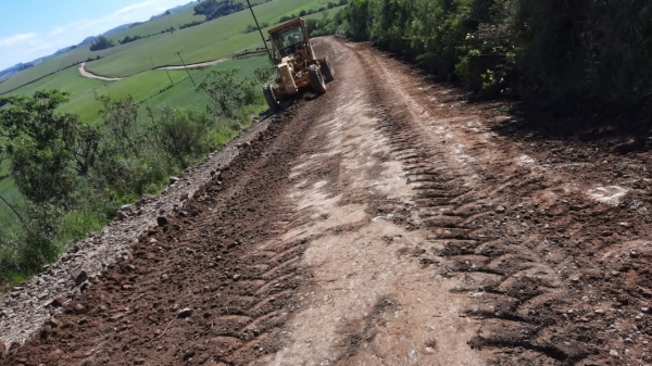 Secretaria de Obras Trabalha na Melhoria das Estradas do Município após Período Chuvoso Secretaria de Obras Trabalha na Melhoria das Estradas do Município após Período Chuvoso