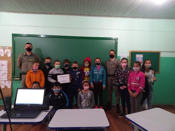 Alunos do 4º ano da EMEF José Rubin Filho Recebem Aula de Educação no Trânsito com Agentes de Segurança do estado Alunos do 4º ano da EMEF José Rubin Filho Recebem Aula de Educação no Trânsito com Agentes de Segurança do estado