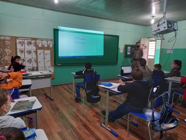 Alunos do 4º ano da EMEF José Rubin Filho Recebem Aula de Educação no Trânsito com Agentes de Segurança do estado Alunos do 4º ano da EMEF José Rubin Filho Recebem Aula de Educação no Trânsito com Agentes de Segurança do estado