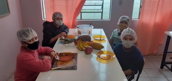 Alunos da Rede Municipal de Ensino Trabalham em Sala de Aula em Projeto que Aborda Educação Alimentar Alunos da Rede Municipal de Ensino Trabalham em Sala de Aula em Projeto que Aborda Educação Alimentar