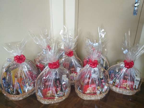As cestas de Premiação da Ação DECORE SUA CASA, do Projeto Unidos Pelo Natal Estão Montadas e Prontas Para o Sorteio Que o Sorteio Que Acontece na Próxima Semana As cestas de Premiação da Ação DECORE SUA CASA, do Projeto Unidos Pelo Natal Estão Montadas e Prontas Para o Sorteio Que o Sorteio Que Acontece na Próxima Semana