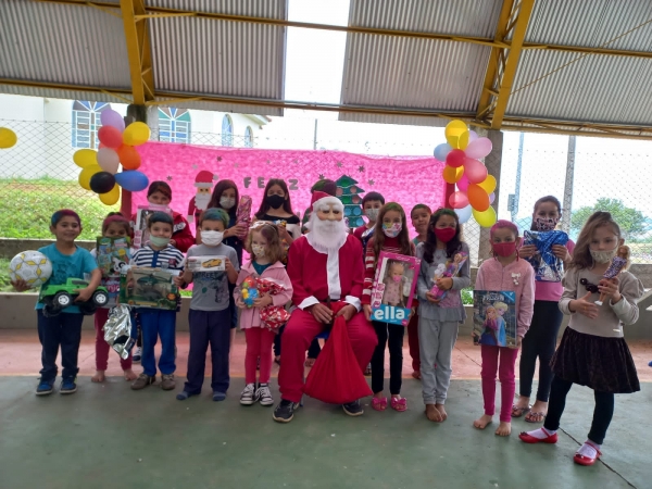 Professores da Escola Municipal São Thomas de Aquino Realizam Festa de Natal com Entrega de Presentes Para os Alunos Professores da Escola Municipal São Thomas de Aquino Realizam Festa de Natal com Entrega de Presentes Para os Alunos