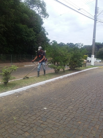 Equipe da Secretaria de Obras Trabalha na Pintura e Limpeza de Vias Públicas na Área Urbana do Município Equipe da Secretaria de Obras Trabalha na Pintura e Limpeza de Vias Públicas na Área Urbana do Município