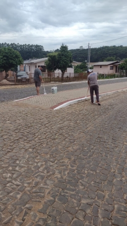 Equipe da Secretaria de Obras Trabalha na Pintura e Limpeza de Vias Públicas na Área Urbana do Município Equipe da Secretaria de Obras Trabalha na Pintura e Limpeza de Vias Públicas na Área Urbana do Município