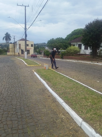 Equipe da Secretaria de Obras Trabalha na Pintura e Limpeza de Vias Públicas na Área Urbana do Município Equipe da Secretaria de Obras Trabalha na Pintura e Limpeza de Vias Públicas na Área Urbana do Município