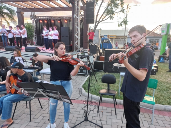 População de Pinhal Grande lotou a Praça Campos Salles Para Acompanhar as Atrações na Celebração de Natal do Município População de Pinhal Grande lotou a Praça Campos Salles Para Acompanhar as Atrações na Celebração de Natal do Município