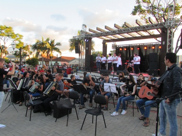 População de Pinhal Grande lotou a Praça Campos Salles Para Acompanhar as Atrações na Celebração de Natal do Município População de Pinhal Grande lotou a Praça Campos Salles Para Acompanhar as Atrações na Celebração de Natal do Município