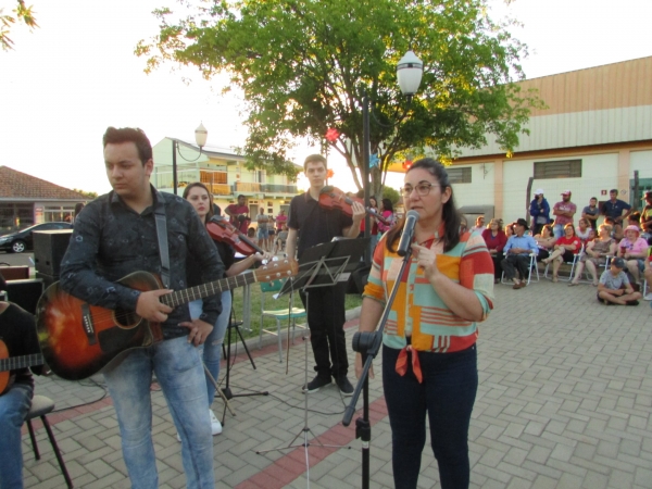 População de Pinhal Grande lotou a Praça Campos Salles Para Acompanhar as Atrações na Celebração de Natal do Município População de Pinhal Grande lotou a Praça Campos Salles Para Acompanhar as Atrações na Celebração de Natal do Município