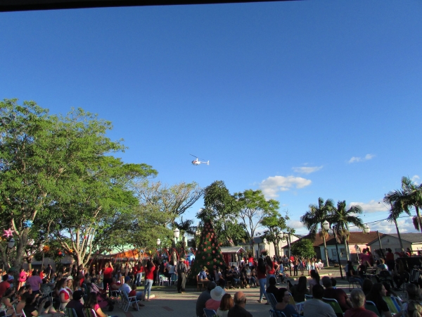 População de Pinhal Grande lotou a Praça Campos Salles Para Acompanhar as Atrações na Celebração de Natal do Município População de Pinhal Grande lotou a Praça Campos Salles Para Acompanhar as Atrações na Celebração de Natal do Município
