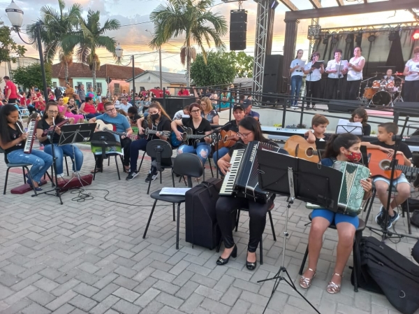 População de Pinhal Grande lotou a Praça Campos Salles Para Acompanhar as Atrações na Celebração de Natal do Município População de Pinhal Grande lotou a Praça Campos Salles Para Acompanhar as Atrações na Celebração de Natal do Município