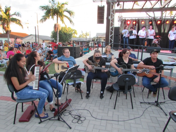 População de Pinhal Grande lotou a Praça Campos Salles Para Acompanhar as Atrações na Celebração de Natal do Município População de Pinhal Grande lotou a Praça Campos Salles Para Acompanhar as Atrações na Celebração de Natal do Município