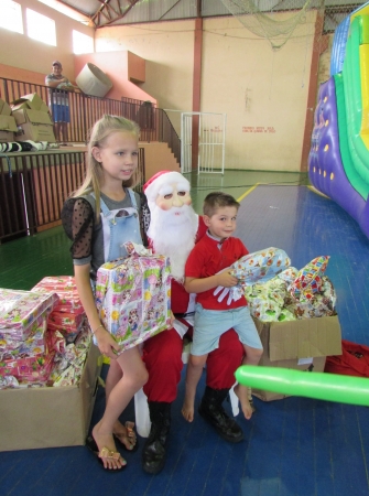 Secretaria de Assistência Social de Pinhal Grande Realiza Entrega de Presentes de Natal no Ginásio Municipal Secretaria de Assistência Social de Pinhal Grande Realiza Entrega de Presentes de Natal no Ginásio Municipal
