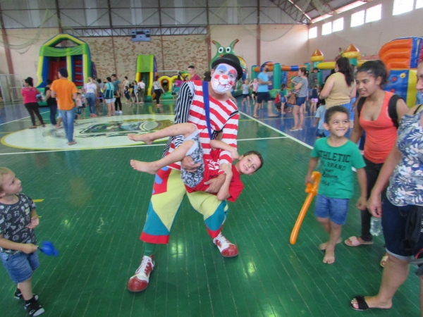 Secretaria de Assistência Social de Pinhal Grande Realiza Entrega de Presentes de Natal no Ginásio Municipal Secretaria de Assistência Social de Pinhal Grande Realiza Entrega de Presentes de Natal no Ginásio Municipal