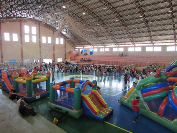 Secretaria de Assistência Social de Pinhal Grande Realiza Entrega de Presentes de Natal no Ginásio Municipal Secretaria de Assistência Social de Pinhal Grande Realiza Entrega de Presentes de Natal no Ginásio Municipal