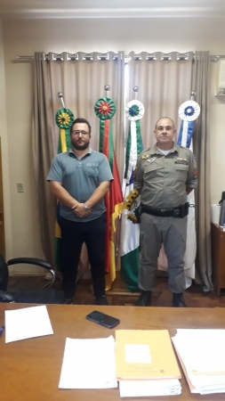 Prefeito Lucas Recebe em Seu Gabinete Novo Sargento Do Quartel da Brigada Militar de Santa Maria Prefeito Lucas Recebe em Seu Gabinete Novo Sargento Do Quartel da Brigada Militar de Santa Maria