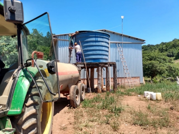Administração Municipal Intensifica Transporte de Água para Consumo Humano e Para o Consumo de Animais no Interior do Municipio em Virtude da Estiagem Administração Municipal Intensifica Transporte de Água para Consumo Humano e Para o Consumo de Animais no Interior do Municipio em Virtude da Estiagem