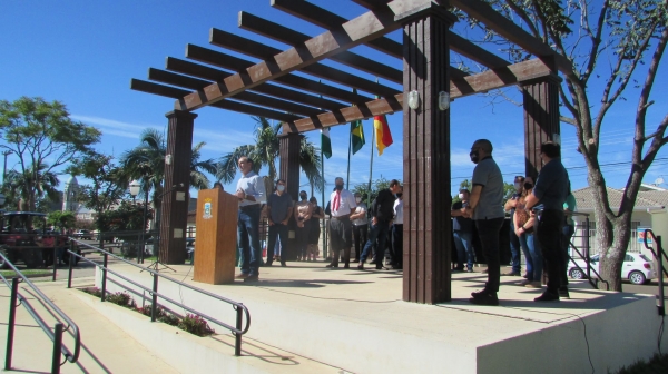 Abertura Oficial Das Comemorações do 30º Aniversário de Emancipação Político Administrativo de Pinhal Grande é Marcado Pela Entrega de Dois Novos Tratores ao Municipio Abertura Oficial Das Comemorações do 30º Aniversário de Emancipação Político Administrativo de Pinhal Grande é Marcado Pela Entrega de Dois Novos Tratores ao Municipio