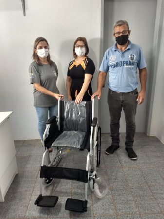 Secretaria de Assistência Social Recebe Doação de Uma Cadeira de Rodas Adquirida Através De Ação Entre Amigo Secretaria de Assistência Social Recebe Doação de Uma Cadeira de Rodas Adquirida Através De Ação Entre Amigo