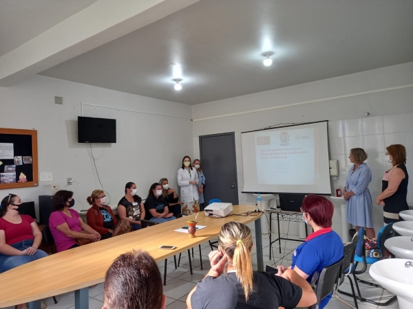 Capacitação em Cuidados com Idosos: A Secretaria Municipal de Saúde de Pinhal Grande Promoveu Um Curso de Capacitação Para Agentes Comunitários de Saúde e Cuidadosres de Idosos do Município Capacitação em Cuidados com Idosos: A Secretaria Municipal de Saúde de Pinhal Grande Promoveu Um Curso de Capacitação Para Agentes Comunitários de Saúde e Cuidadosres de Idosos do Município