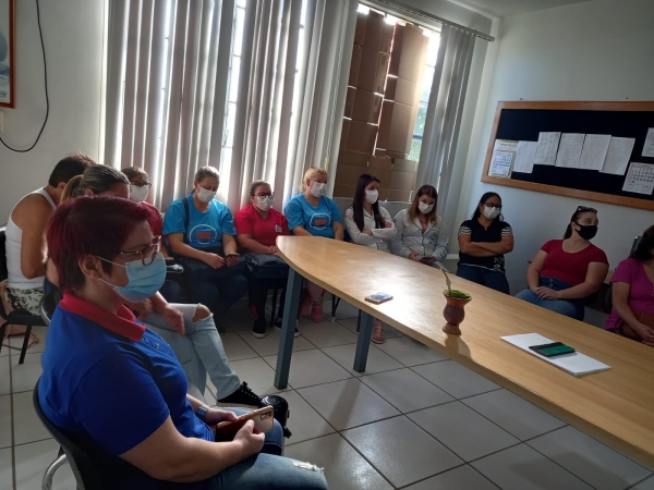 Capacitação em Cuidados com Idosos: A Secretaria Municipal de Saúde de Pinhal Grande Promoveu Um Curso de Capacitação Para Agentes Comunitários de Saúde e Cuidadosres de Idosos do Município Capacitação em Cuidados com Idosos: A Secretaria Municipal de Saúde de Pinhal Grande Promoveu Um Curso de Capacitação Para Agentes Comunitários de Saúde e Cuidadosres de Idosos do Município