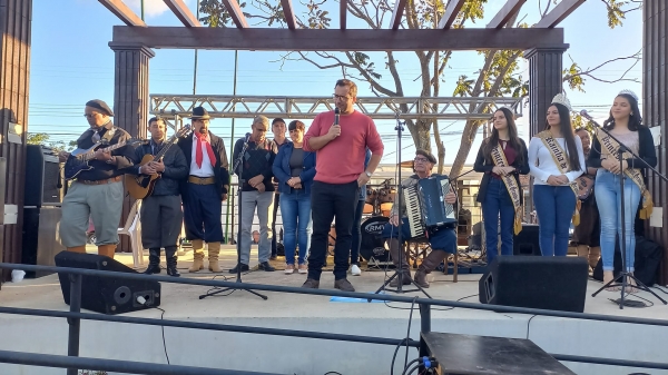 Mateada na Praça: Feira de Artesanado, Show com Irmãos Moro e Mateada Encerram as Atividades de Comemoração dos 30 Anos de Pinhal Grande Mateada na Praça: Feira de Artesanado, Show com Irmãos Moro e Mateada Encerram as Atividades de Comemoração dos 30 Anos de Pinhal Grande