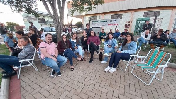 Mateada na Praça: Feira de Artesanado, Show com Irmãos Moro e Mateada Encerram as Atividades de Comemoração dos 30 Anos de Pinhal Grande Mateada na Praça: Feira de Artesanado, Show com Irmãos Moro e Mateada Encerram as Atividades de Comemoração dos 30 Anos de Pinhal Grande
