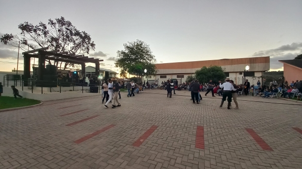 Mateada na Praça: Feira de Artesanado, Show com Irmãos Moro e Mateada Encerram as Atividades de Comemoração dos 30 Anos de Pinhal Grande Mateada na Praça: Feira de Artesanado, Show com Irmãos Moro e Mateada Encerram as Atividades de Comemoração dos 30 Anos de Pinhal Grande