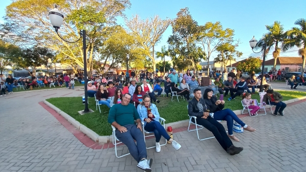 Mateada na Praça: Feira de Artesanado, Show com Irmãos Moro e Mateada Encerram as Atividades de Comemoração dos 30 Anos de Pinhal Grande Mateada na Praça: Feira de Artesanado, Show com Irmãos Moro e Mateada Encerram as Atividades de Comemoração dos 30 Anos de Pinhal Grande