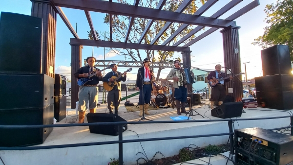 Mateada na Praça: Feira de Artesanado, Show com Irmãos Moro e Mateada Encerram as Atividades de Comemoração dos 30 Anos de Pinhal Grande Mateada na Praça: Feira de Artesanado, Show com Irmãos Moro e Mateada Encerram as Atividades de Comemoração dos 30 Anos de Pinhal Grande