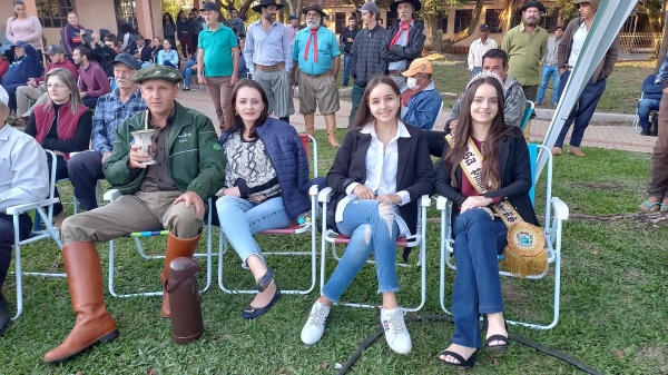 Mateada na Praça: Feira de Artesanado, Show com Irmãos Moro e Mateada Encerram as Atividades de Comemoração dos 30 Anos de Pinhal Grande Mateada na Praça: Feira de Artesanado, Show com Irmãos Moro e Mateada Encerram as Atividades de Comemoração dos 30 Anos de Pinhal Grande