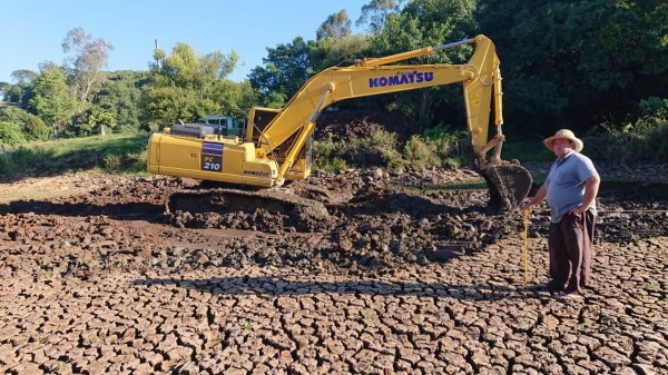 Administração Municipal Contrata Escavadeira Hidráulica Para Realizar Serviços de Limpeza e Abertura de Açudes e Bebedouros Nas Propriedades de Agricultores do Município Administração Municipal Contrata Escavadeira Hidráulica Para Realizar Serviços de Limpeza e Abertura de Açudes e Bebedouros Nas Propriedades de Agricultores do Município