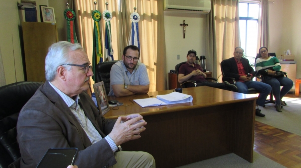 Deputado Federal Pedro Westphalen Cumpre Agenda em Pinhal Grande se Reúne com Lideranças do Partido Progressistas e Faz Entrega Oficial de Van Adquirida com Recursos de Emenda Parlamentar de Sua Autoria Deputado Federal Pedro Westphalen Cumpre Agenda em Pinhal Grande se Reúne com Lideranças do Partido Progressistas e Faz Entrega Oficial de Van Adquirida com Recursos de Emenda Parlamentar de Sua Autoria