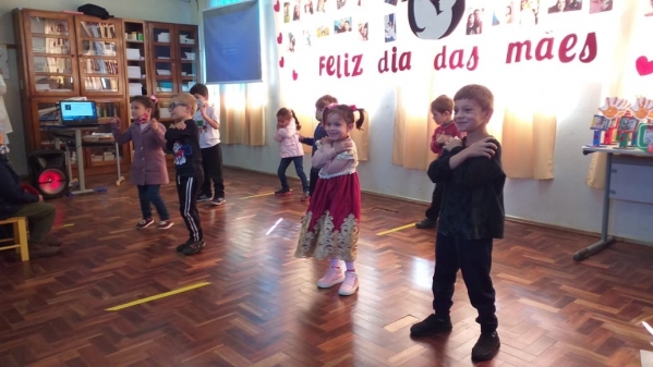Escola Municipal Paulo Freire Comemora o Dia das Mães Com Apresentação dos Alunos Escola Municipal Paulo Freire Comemora o Dia das Mães Com Apresentação dos Alunos