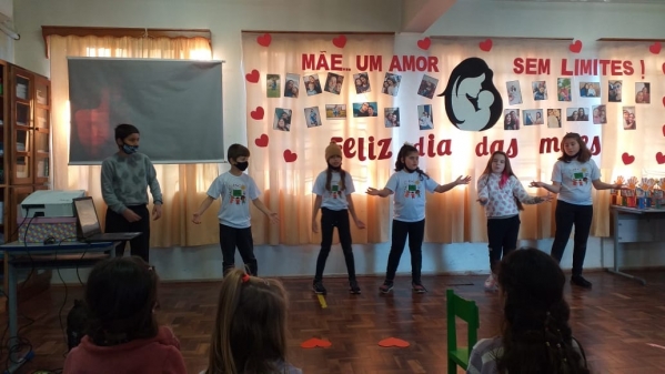 Escola Municipal Paulo Freire Comemora o Dia das Mães Com Apresentação dos Alunos Escola Municipal Paulo Freire Comemora o Dia das Mães Com Apresentação dos Alunos