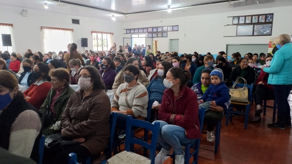 Encontro Dedicado ao Mês das Mães Reúne Grande Público no Clube Avenida Encontro Dedicado ao Mês das Mães Reúne Grande Público no Clube Avenida