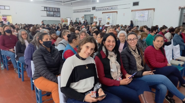 Encontro Dedicado ao Mês das Mães Reúne Grande Público no Clube Avenida Encontro Dedicado ao Mês das Mães Reúne Grande Público no Clube Avenida