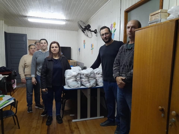 CESTAS BÁSICAS: PINHAL GRANDE RECEBE CESTAS BÁSICAS E AGASALHOS DA DEFESA CIVIL DO ESTADO DO RIO GRANDE DO SUL CESTAS BÁSICAS: PINHAL GRANDE RECEBE CESTAS BÁSICAS E AGASALHOS DA DEFESA CIVIL DO ESTADO DO RIO GRANDE DO SUL
